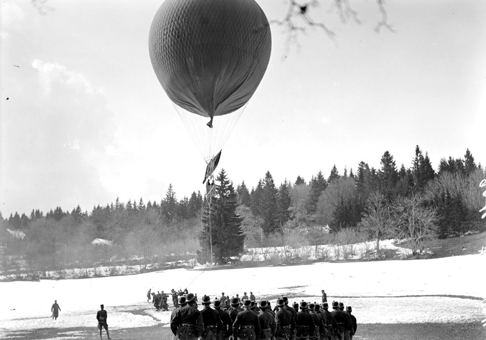 Die Soldaten beobachten den aufsteigenden Fesselballon - CH-BAR - 3238360
