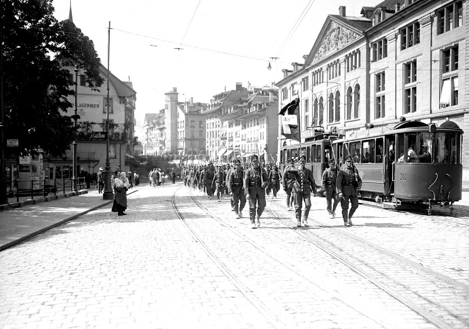 Die Regimentsfahne auf dem Kornhausplatz - CH-BAR - 3241265