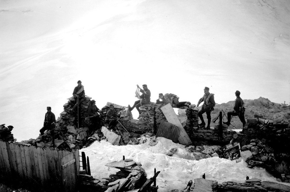 Die Reste der durch Feuer zerstörten Theodulhütte - CH-BAR - 3238936
