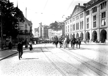 Die Spitze des Inf Rgt 13 auf dem Kornhausplatz - CH-BAR - 3241264