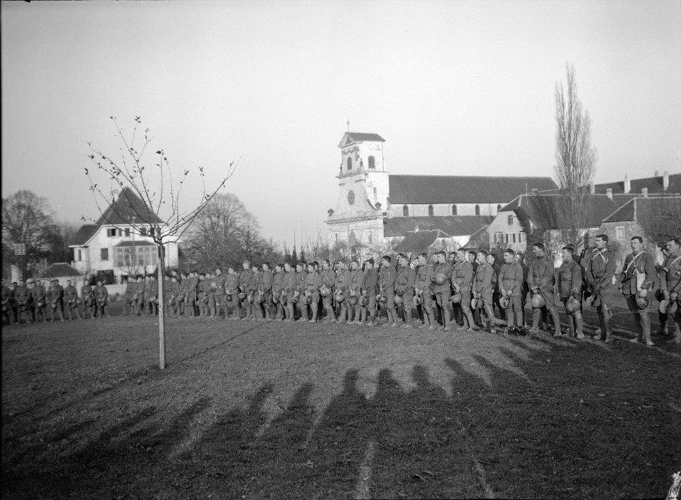 Die Truppe bei der Manöverkritik - CH-BAR - 3241521