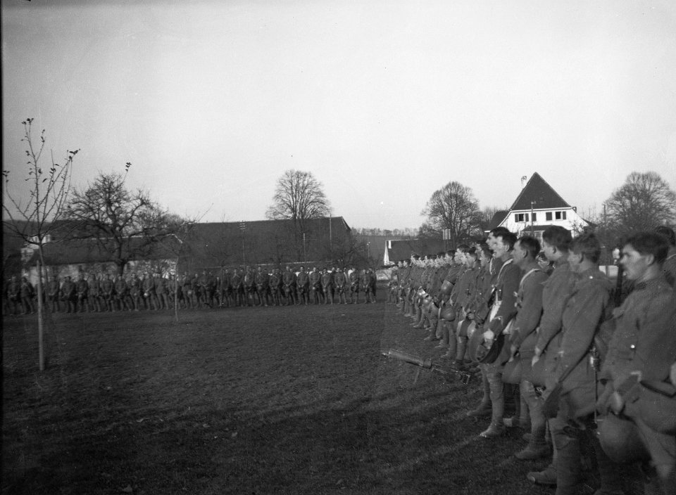 Die Truppen bei der Manöverkritik - CH-BAR - 3241523