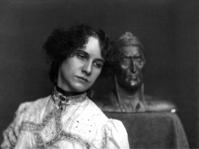 Die Traumtänzerin Madelaine G. vor einer Dante-Büste um 1905