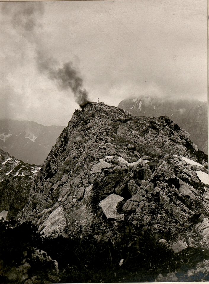Die von einer feindl.Brandgranate (Volltreffer) brennende Frontwetterstation am Kl.Schlichtl.Stpkt, Art.Beobachter. (4-7.1917.) (BildID 15800240)