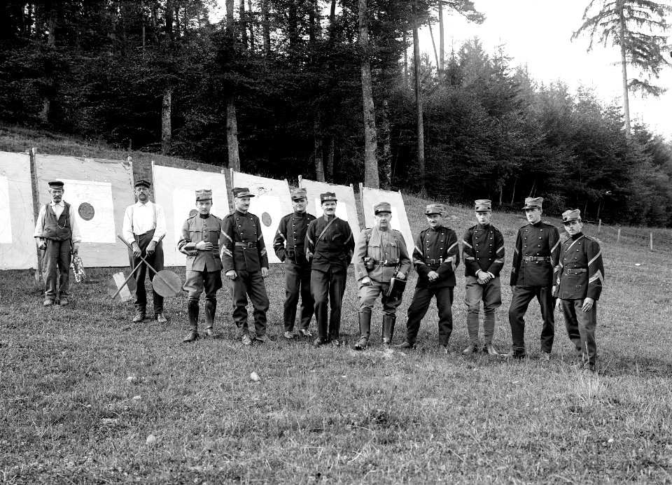 Die Stabssekretäre vor den Zielscheiben - CH-BAR - 3241352