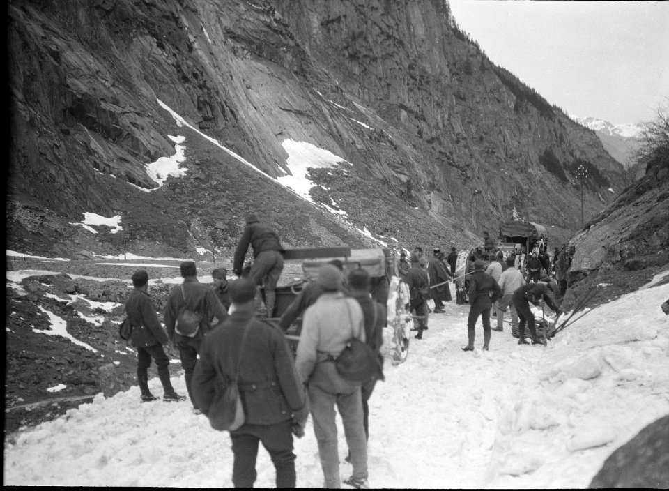 Die Versuchsfahrzeuge in der Schöllenenschlucht - CH-BAR - 3241099