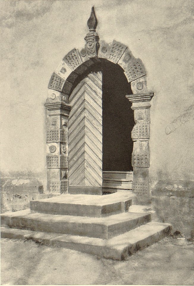 Die Weserrenaissance (Sonnen) - 033 - Bühne, Turmtür der Dorfkirche