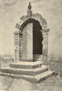 Die Weserrenaissance (Sonnen) - 033 - Bühne, Turmtür der Dorfkirche