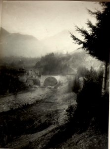 Die vom Feinde durch 2 Volltreffer halb zerstörte Steinbrücke über den Isonzo östlich von Tolmein während der Beschießung. Standpunkt, Unterhalb der Straße Kote 186, Aufgen. 11h vorm. (BildID 15466013)