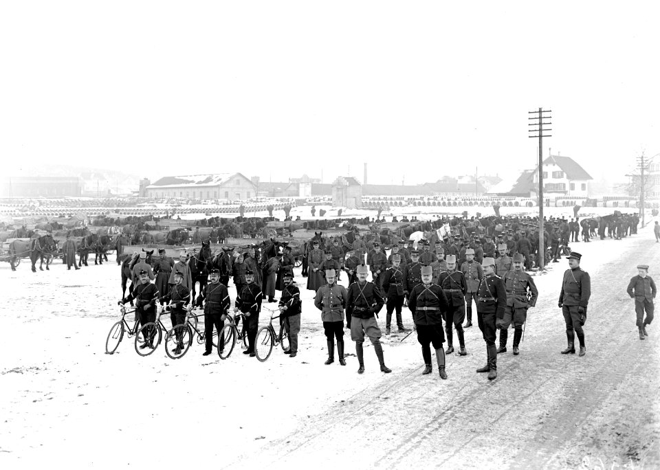 Die Verpflegungsabteilung auf dem Sammelplatz vor dem Zeughaus Lyss - CH-BAR - 3240331