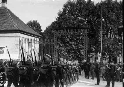 Die Wachtablösung marschiert heran - CH-BAR - 3238678