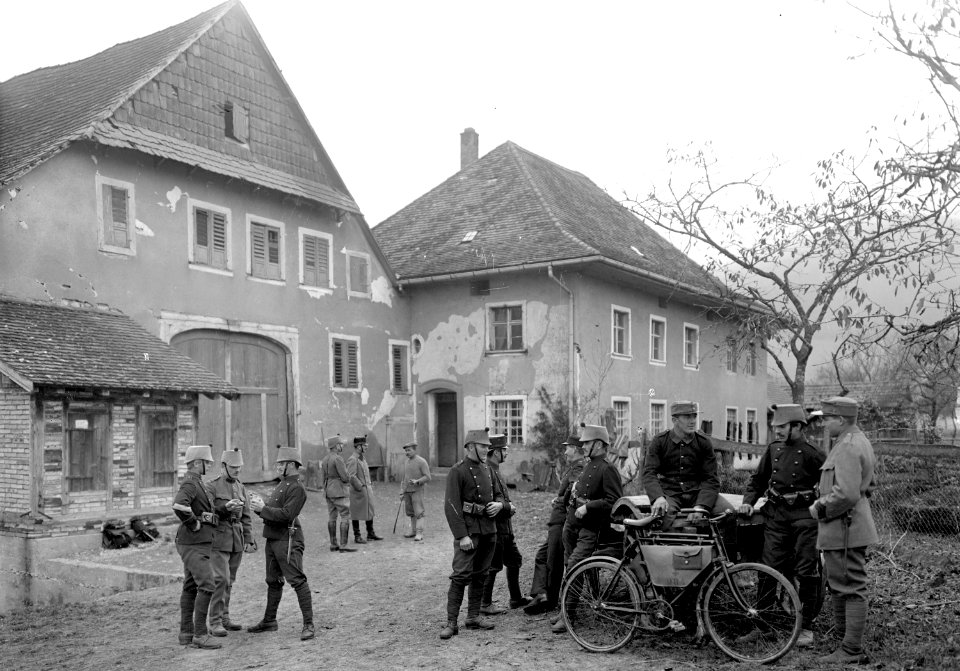 Die Wachtmannschaft des Grenzpostens in Beggingen - CH-BAR - 3240972