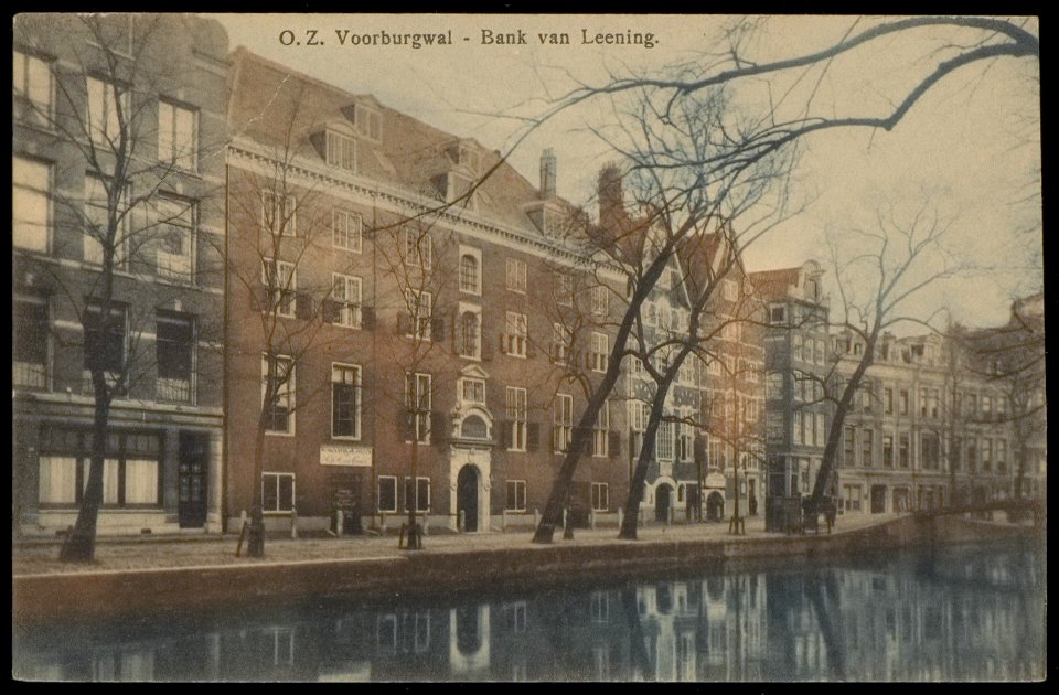 De Bank van Lening, Oudezijds Voorburgwal 300 en enkele overige panden op 298-302. Uitgave Brouwer & De Veer, Amsterdam, Afb PBKD00337000017