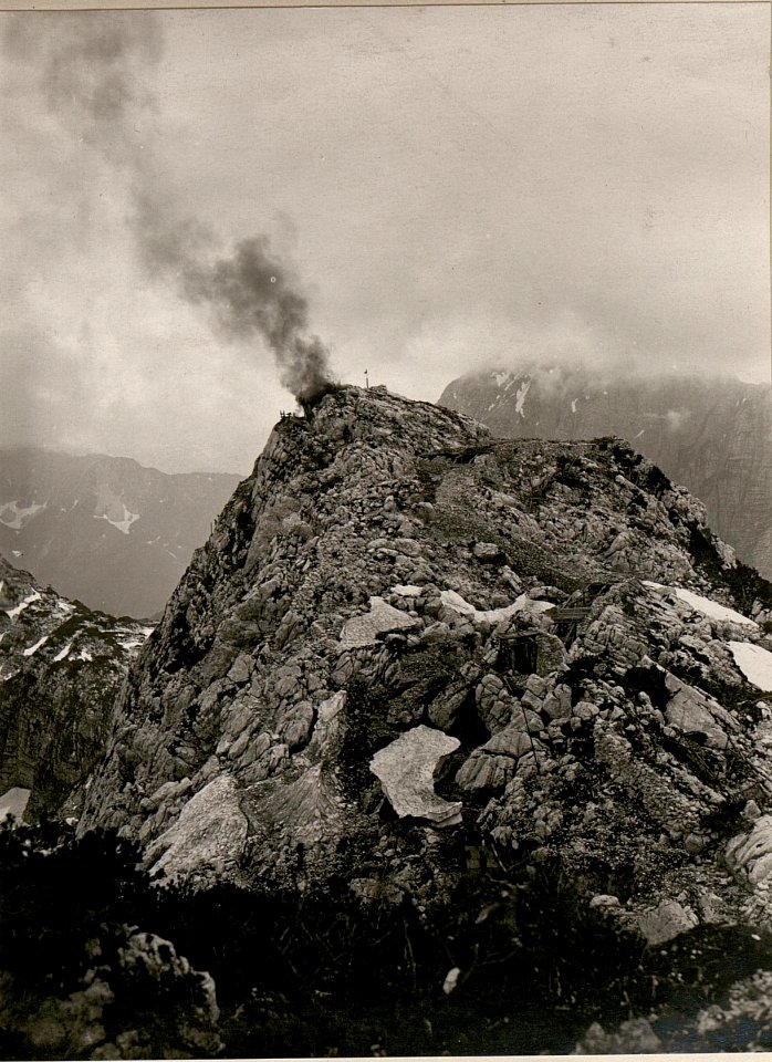 Die von einer feindl.Brandgranate (Volltreffer) brennende Frontwetterstation am Kl.Schlichtl.Stpkt, Art.Beobachter. (4-7.1917.) (BildID 15800247)