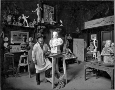 De beeldhouwer Abraham Hesselink in zijn atelier, gefotografeerd door Sigmund Löw in 1903