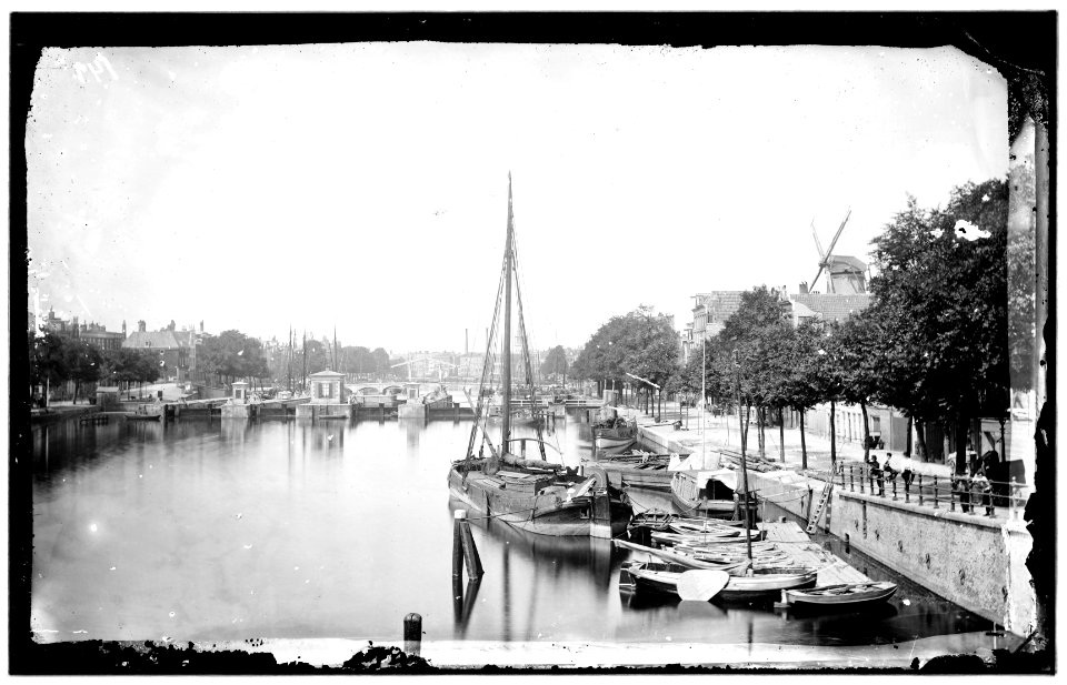 De Binnen Amstel gezien in noordelijke richting naar de Amstelsluizen en de Magere Brug (Brug 242), met rechts verfmolen De Eendracht aan de Onbekendegracht, afgebroken in 1876