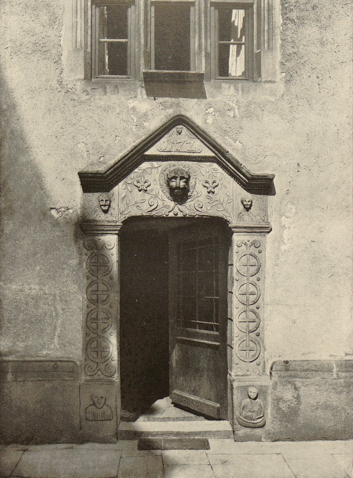 Die Weserrenaissance (Sonnen) - 045 - Grevenburg, Tür im Hof von 1572