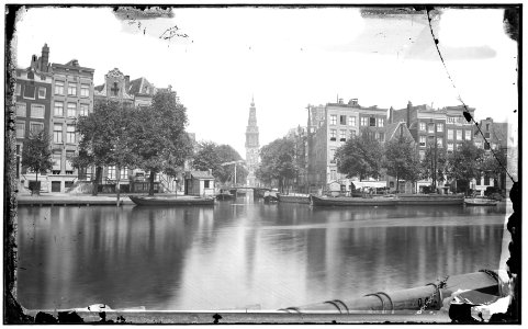 De Binnen Amstel gezien naar de Groenburgwal met Brug 227 voor de Staalstraat en op de achtergrond de Zuiderkerkstoren