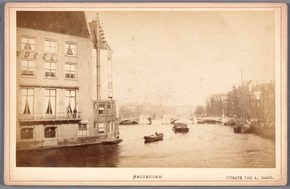 De Binnen Amstel gezien naar de Halvemaansbrug met links het voormalige Hotel Rondeel (gedeeltelijk)