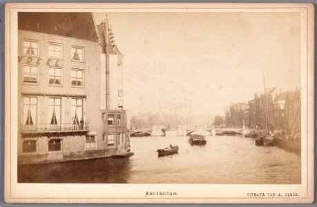De Binnen Amstel gezien naar de Halvemaansbrug met links het voormalige Hotel Rondeel (gedeeltelijk) photo
