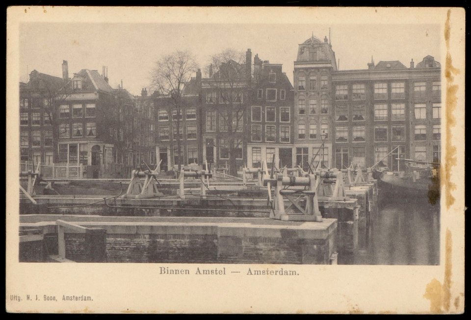De Binnen Amstel met Schutsluizen voorzien van diverse kaapstanders voor het bedienen van de sluisdeuren, Afb PBKD00248000002