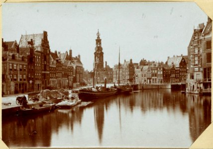 De Binnen Amstel, ziende op de oude huizen aan het voormalige Sophiaplein - Afgebroken en Vernieuwd photo