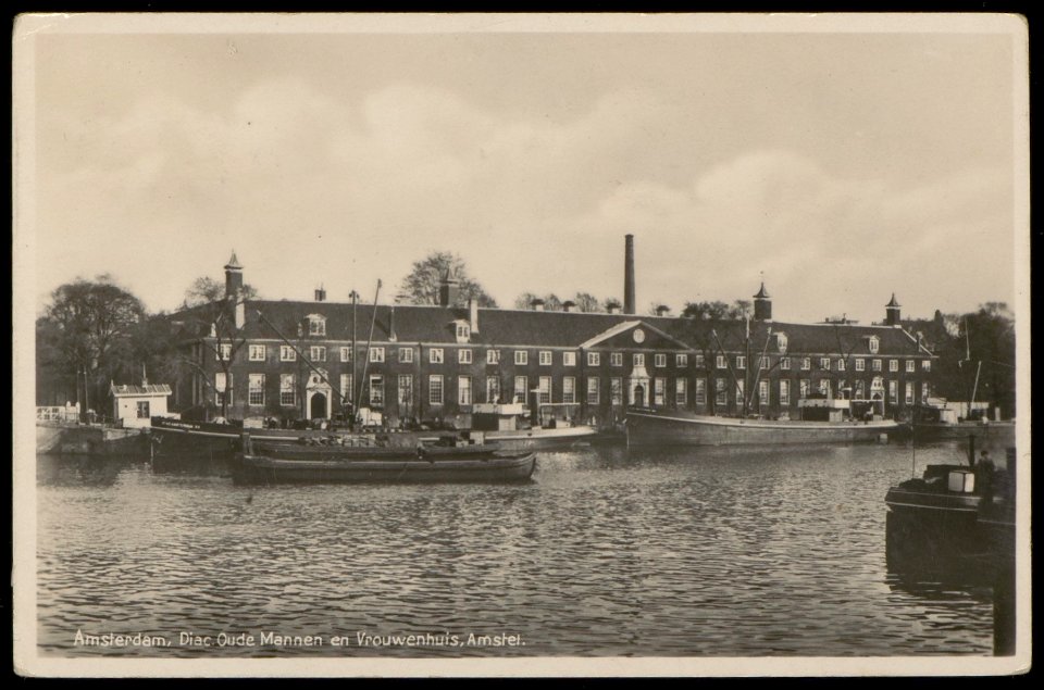 De binnen Amstel en het bejaardentehuis op Amstel 51 en 2 afgemeerde binnenvaartschepen, Afb PBKD00250000005