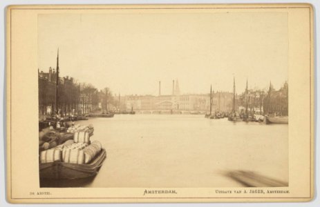 De Binnen Amstel gezien in noordelijke richting naar de Blauwbrug (Brug 236), verbouwd in 1883