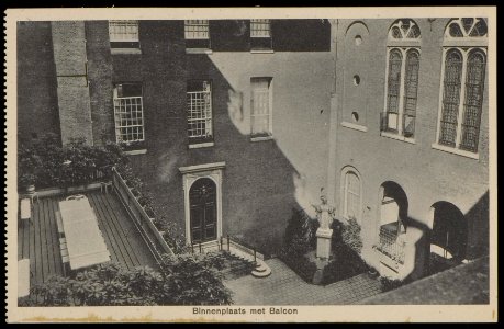 De binnenplaats met links het balkon van het rooms katholieke Maagdenhuis Spui 21. Uitgave Brinio, Rotterdam, Afb PBKD00354000037