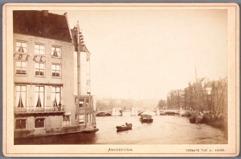 De Binnen Amstel gezien naar de Halvemaansbrug met links het voormalige Hotel Rondeel (gedeeltelijk)-001