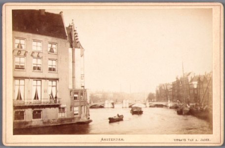 De Binnen Amstel gezien naar de Halvemaansbrug met links het voormalige Hotel Rondeel (gedeeltelijk)-001 photo
