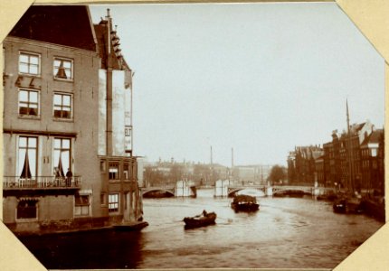 De Binnen Amstel, ziende op de Halvemaanbrug en op het voormalige Hotel Rondeel - afgebroken, thans het Hotel de l'Europe photo