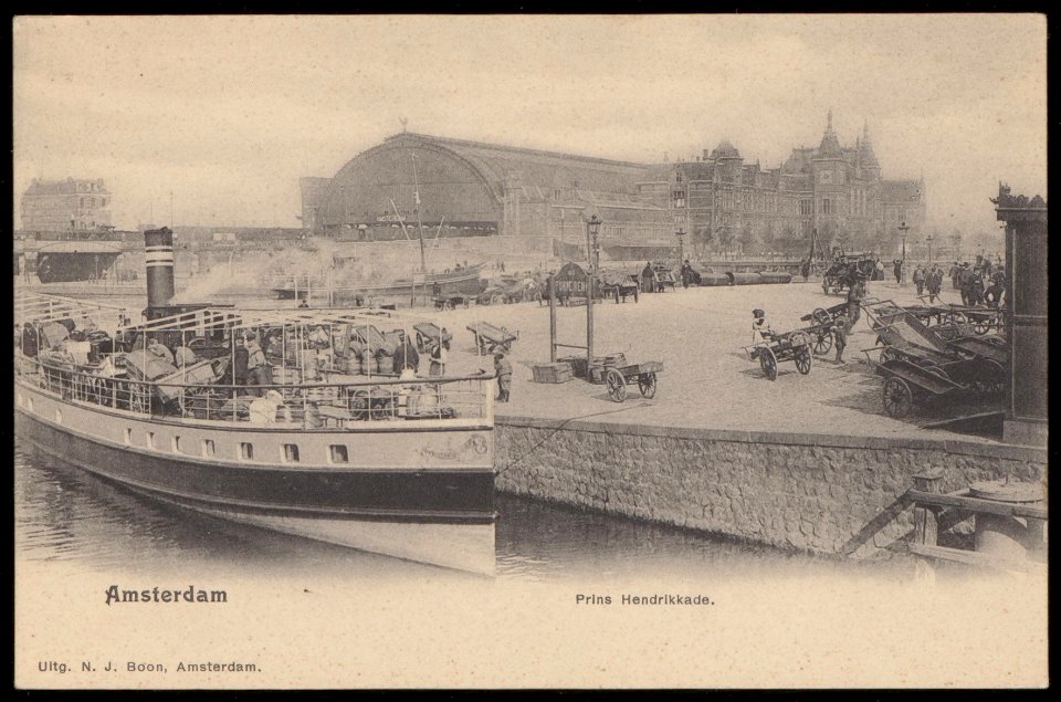 De boot naar Purmerend in het Open Havenfront bij het begin van de Prins Hendrikkade, Afb PBKD00196000003 photo