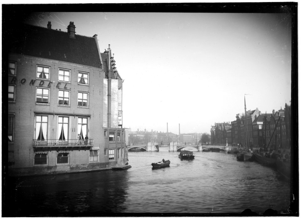 De Binnen Amstel gezien naar de Halvemaansbrug met links het voormalige Hotel Rondeel (ged.), in 1890 afgebroken voor het nieuwe Hotel de L'Europe