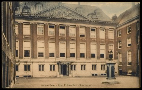 De binnenplaats van het voormalige stadhuis, tegenwoordig the Grand hotel, Oudezijds Voorburgwal nr.197, Afb PBKD00337000004