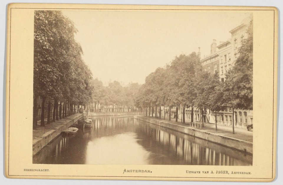 De Bocht van de Herengracht gezien van de Vijzelstraat naar de Nieuwe Spiegelstraat