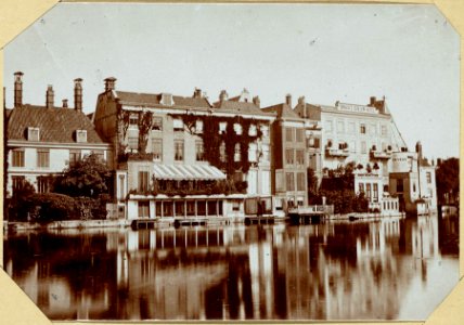 De Binnen-Amstel, ziende op de Achtergevels van de Huizen in de Doelenstraat photo