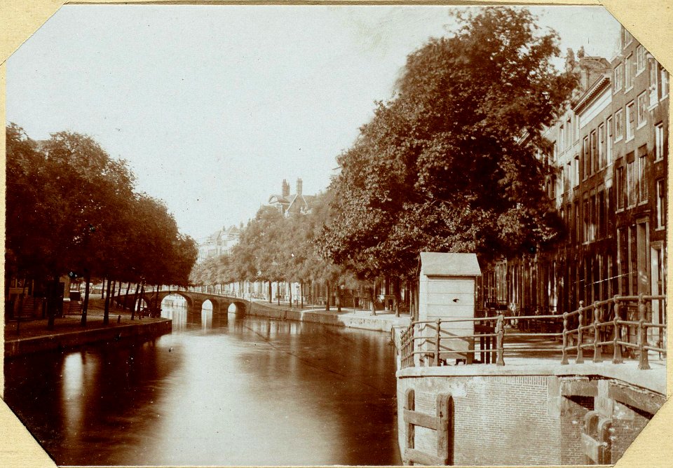 De Bocht van de Heerengracht, ziende van de Leliegrachtsluis naar de voormalige Warmoesgrachtsluis (sic)