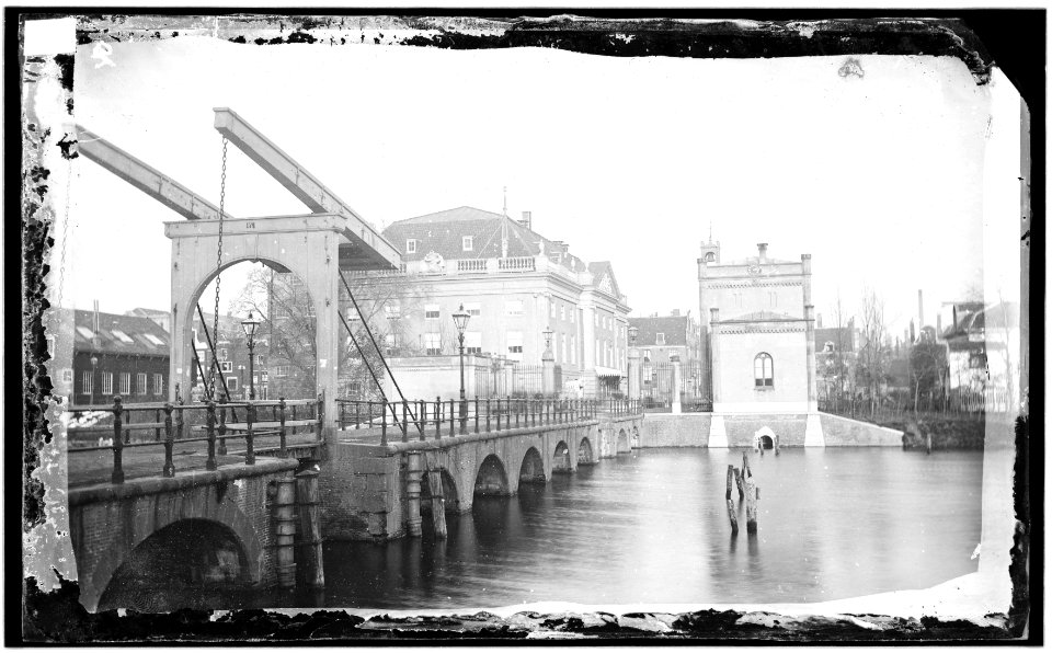 De brug over de Buitensingel (Singelgracht) gezien naar het Leidseplein met de oude houten Schouwburg, vóór de uitbreiding van 1872-1874, en de Leidsche barrière