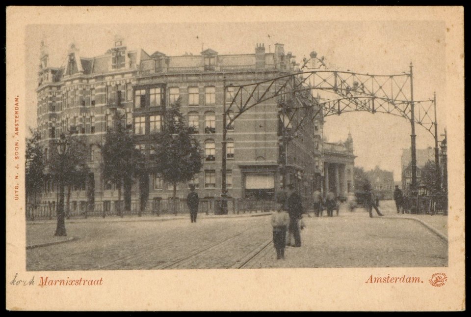 De zijgevel van Korte Marnixstraat 18, rechts Haarlemmerplein met Willemspoort en links Korte Marnixkade 7-9, Afb PBKD00075000002