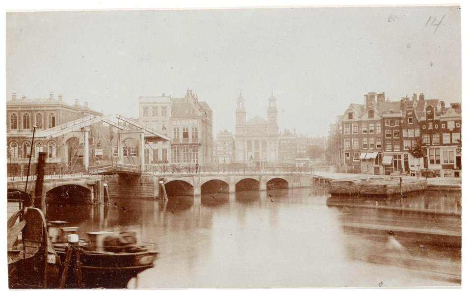 De Blauwbrug over de Binnen-Amstel, verbouwd in 1883