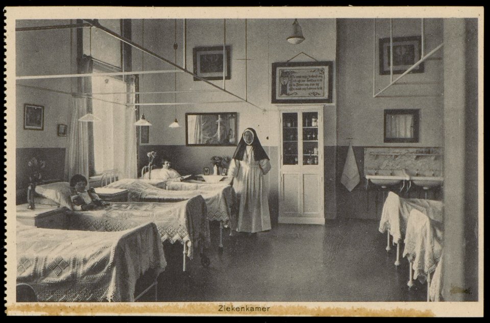 De ziekenkamer van het rooms katholieke Maagdenhuis Spui 21. Uitgave Brinio, Rotterdam, Afb PBKD00354000036