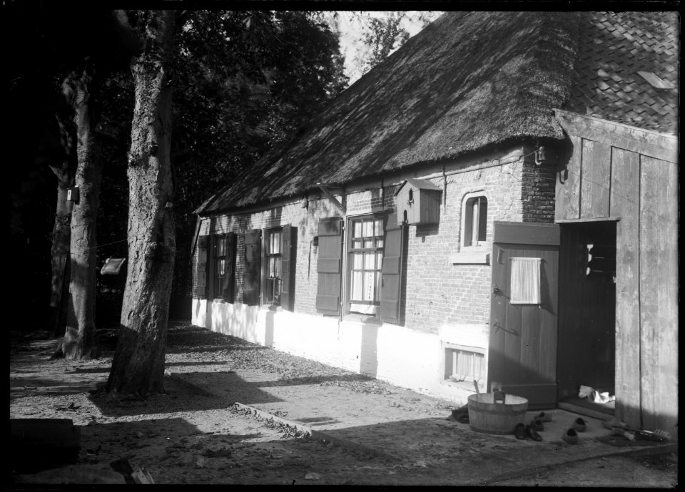 De boerderij van Rampen op de hoek Meerweg-Sluislaan (Meerweg 2) - Regionaal Archief Alkmaar - FO1400055