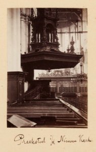 De zeshoekige preekstoel van de hand van Albert Jansz Vinckenbrinck in de Nieuwe Kerk op de Dam. Half-stereofoto