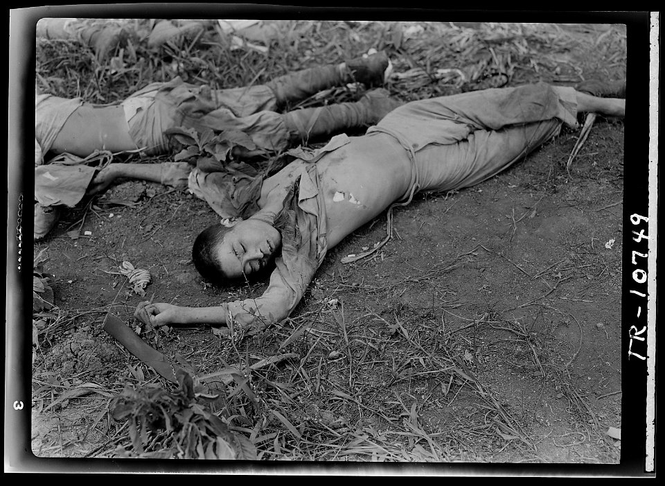 Dead Japanese soldiers on Guam - NARA - 520966