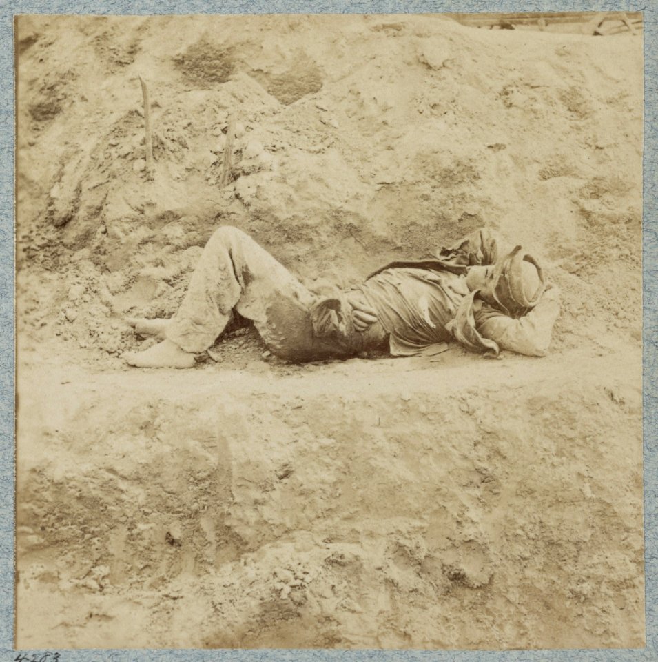 Dead Confederate soldiers in trenches of Fort Mahone in front of Petersburg, Va., April 3, 1865 LCCN2012647828