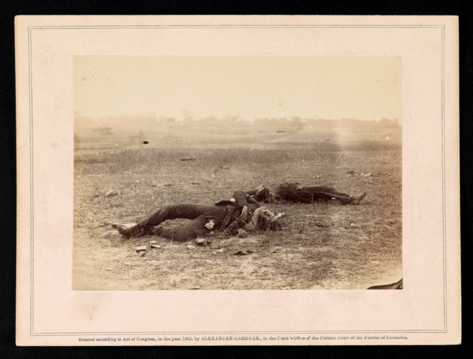 Dead Confederate soldiers, as they fell, on the west bank, near the bridge, on the left wing of our Army, at the Battle of Antietam LCCN2014646928