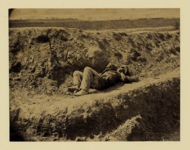 Dead rebel in front of Petersburg LCCN91787372