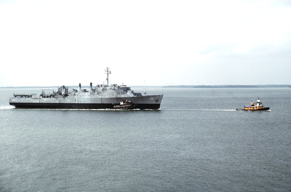 Decommissioned USS Fort Snelling (LSD-30) is towed on the James River in 1989