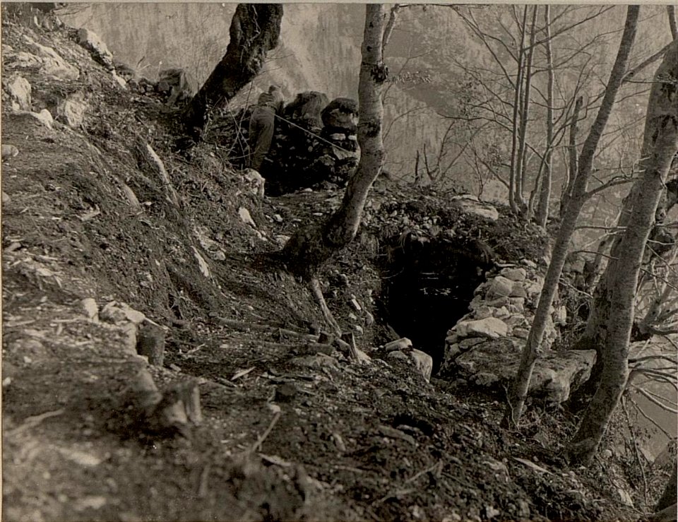 Deckung eines Maschinengewehres am Javorcek, aufgenommen am 18. März 1916 (BildID 15473542)